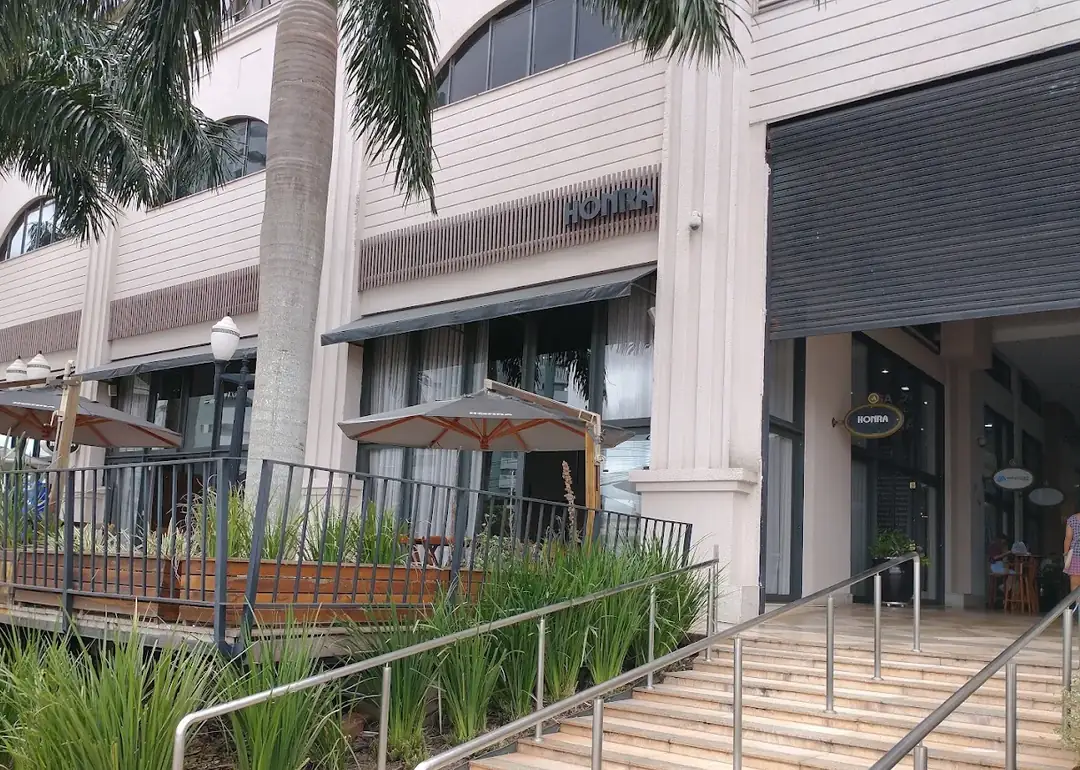 Fachada do Átrium Centro Empresarial com o deck do Honra e a escadaria de acesso