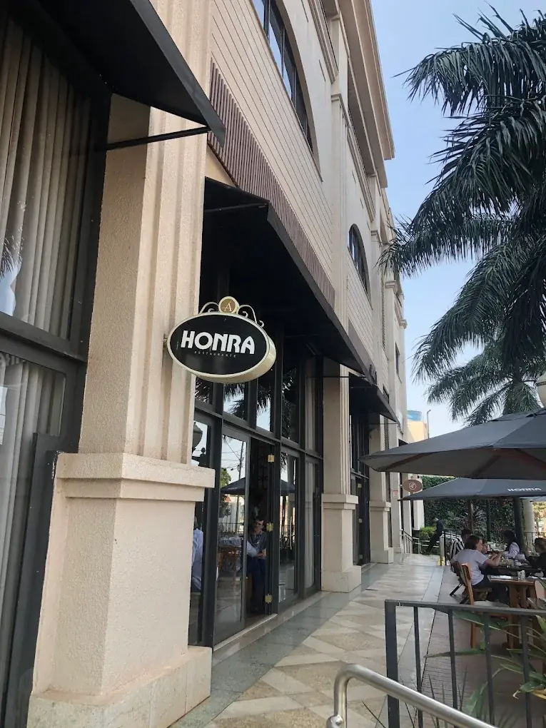 Fachada do Honra com a placa oval na galeria do Átrium