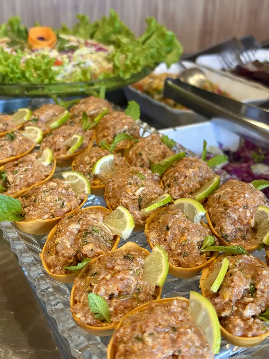 Barquetes de carne temperada com rodelas de limão