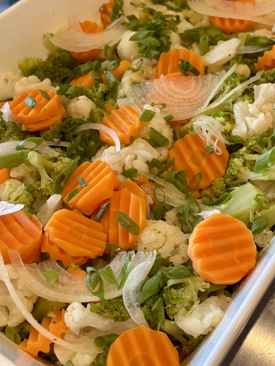 Travessa de legumes com cenoura, brócolis e couve-flor